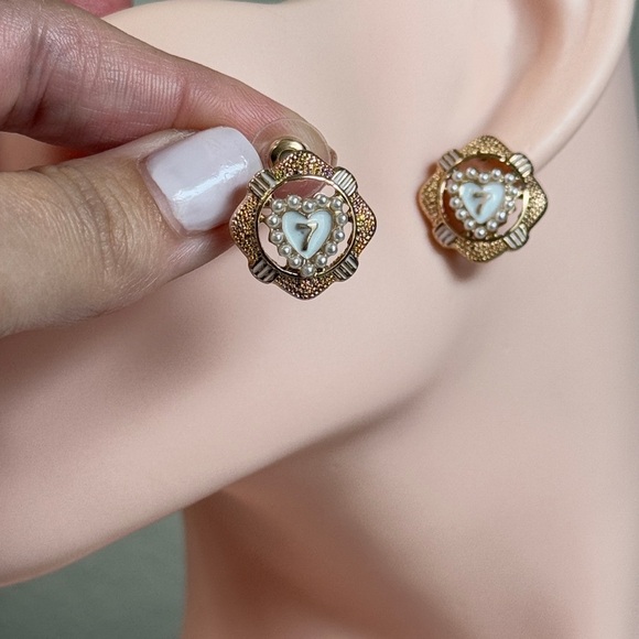 💖 ⚜️ Vintage Gold and White Heart Earrings ⚜️ 💕 - Picture 5 of 5